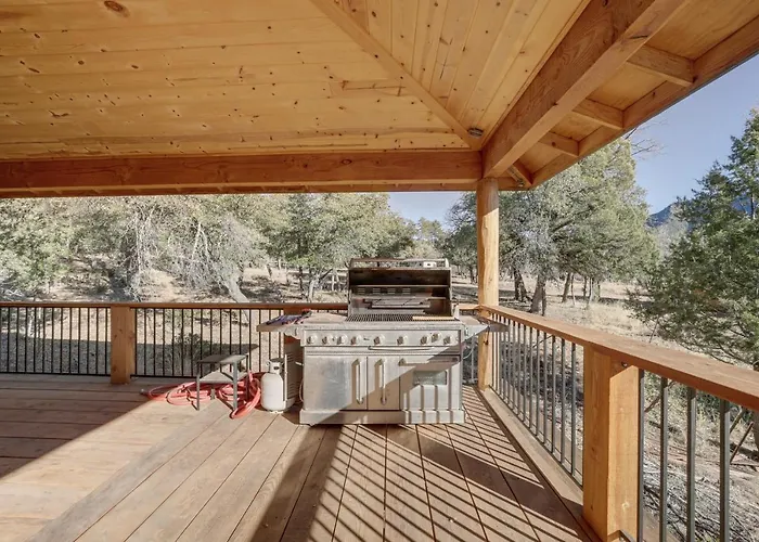 Dom wakacyjny 'lavender Lodge' Mountain-view W/ Deck *